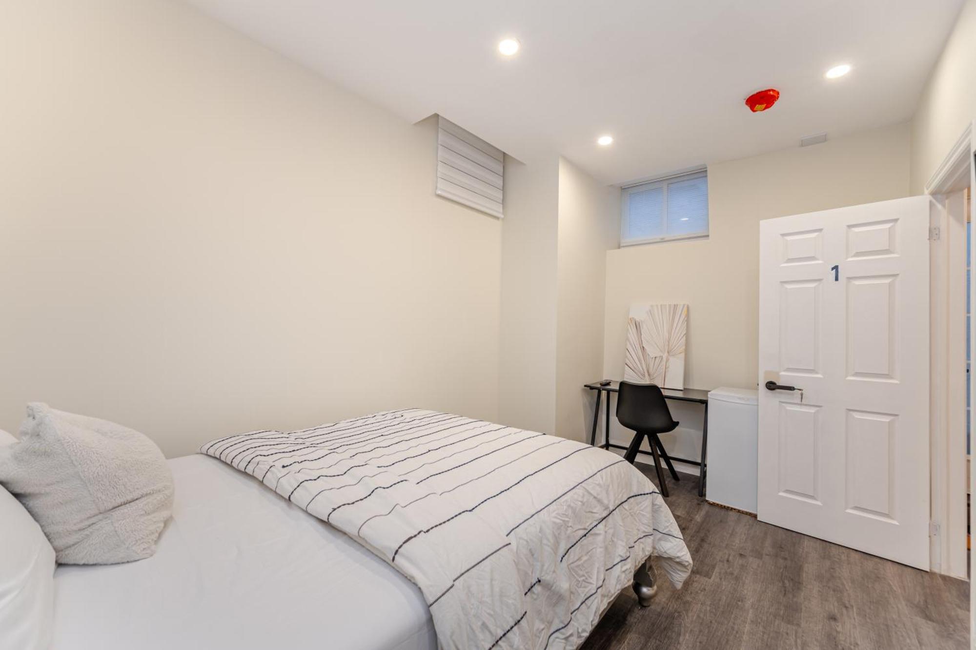 Private Basement Bedrooms In Oakville Luaran gambar