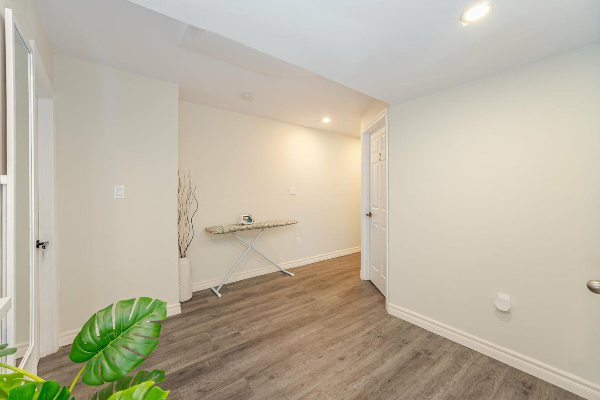 Private Basement Bedrooms In Oakville Luaran gambar